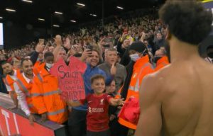 محمد صلاح يهدي قميصه لطفل