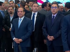 الرئيس السيسي والدكتور مصطفي مدبولي وبالخلفية الزميل محمد لطفي ..