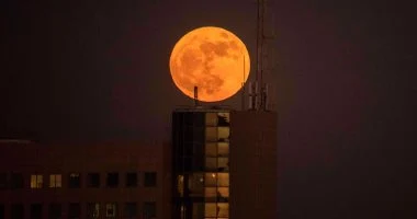 أكبر قمر في 2025 يضيء سماء مصر والعالم العربي