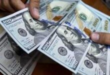ارتفع الدولار الأمريكي اليوم الثلاثاء 7 أكتوبر 2025، مع ترقب المتعاملون تصريحات صناع السياسات في مجلس الاحتياطي الاتحادي (البنك المركزي الأمريكي) في وقت لاحق من اليوم. مؤشر الدولار ارتفع 0.05% إلى 98.17 مقابل مجموعة من العملات. أسعار العملات الأجنبية الأخرى: - اليورو: لم يطرأ عليه تغير يذكر، مسجلا 1.1705 دولار. - الين الياباني: تراجع إلى أدنى مستوى في شهرين مقابل الدولار، مسجلا 150.59، بينما سجل أدنى مستوى على الإطلاق مقابل اليورو عند 176.35. - الجنيه الإسترليني: تراجع اليورو مقابله بعد استقالة رئيس الوزراء الفرنسي. أسعار الدولار في مصر: - البنك المركزي المصري: 47.54 جنيه للشراء و47.68 جنيه للبيع. - بنك مصر والبنك الأهلي المصري: 47.58 جنيه للشراء و47.68 جنيه للبيع. - بنك الإسكندرية: 47.57 جنيه للشراء و47.67 جنيه للبيع. - المصرف المتحد: 47.57 جنيه للشراء و47.67 جنيه للبيع. - بنك قناة السويس: 47.58 جنيه للشراء و47.68 جنيه للبيع. - البنك التجاري الدولي: 47.57 جنيه للشراء و47.67 جنيه للبيع. - مصرف أبو ظبي الإسلامي: 47.64 جنيه للشراء و47.74 جنيه للبيع. - بنك البركة: 47.55 جنيه للشراء و47.65 جنيه للبيع ¹.