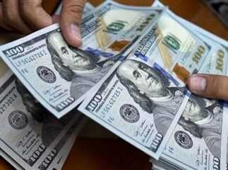ارتفع الدولار الأمريكي اليوم الثلاثاء 7 أكتوبر 2025، مع ترقب المتعاملون تصريحات صناع السياسات في مجلس الاحتياطي الاتحادي (البنك المركزي الأمريكي) في وقت لاحق من اليوم. مؤشر الدولار ارتفع 0.05% إلى 98.17 مقابل مجموعة من العملات. أسعار العملات الأجنبية الأخرى: - اليورو: لم يطرأ عليه تغير يذكر، مسجلا 1.1705 دولار. - الين الياباني: تراجع إلى أدنى مستوى في شهرين مقابل الدولار، مسجلا 150.59، بينما سجل أدنى مستوى على الإطلاق مقابل اليورو عند 176.35. - الجنيه الإسترليني: تراجع اليورو مقابله بعد استقالة رئيس الوزراء الفرنسي. أسعار الدولار في مصر: - البنك المركزي المصري: 47.54 جنيه للشراء و47.68 جنيه للبيع. - بنك مصر والبنك الأهلي المصري: 47.58 جنيه للشراء و47.68 جنيه للبيع. - بنك الإسكندرية: 47.57 جنيه للشراء و47.67 جنيه للبيع. - المصرف المتحد: 47.57 جنيه للشراء و47.67 جنيه للبيع. - بنك قناة السويس: 47.58 جنيه للشراء و47.68 جنيه للبيع. - البنك التجاري الدولي: 47.57 جنيه للشراء و47.67 جنيه للبيع. - مصرف أبو ظبي الإسلامي: 47.64 جنيه للشراء و47.74 جنيه للبيع. - بنك البركة: 47.55 جنيه للشراء و47.65 جنيه للبيع ¹.