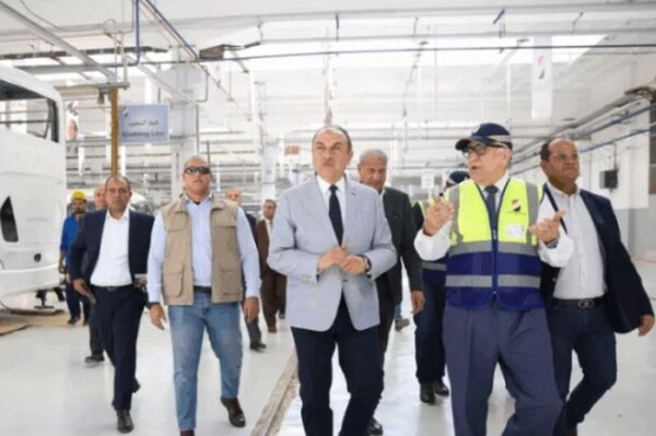 وزير قطاع الأعمال يتفقد مصانع النصر للسيارات ويؤكد إعادة إحياء علامة “نصر” بمعايير عالمية