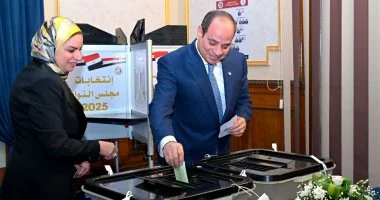 الرئيس السيسى يدلى بصوته فى انتخابات مجلس النواب بمدرسة الشهيد مصطفى عميرة