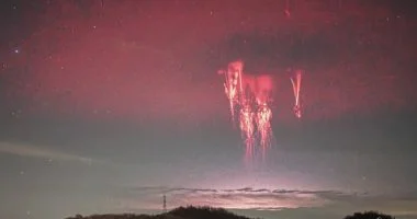 التقاط اثنتين من أندر ظواهر البرق على الأرض تحدث فى وقت واحد