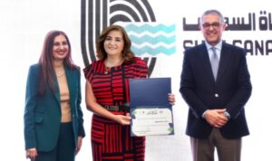 دكتور نور الزيني تتسلم التكريم من الدكتور حسام هيبة الرئيس التنفيذي للهيئة العامة للاستثمار والمناطق الحرة