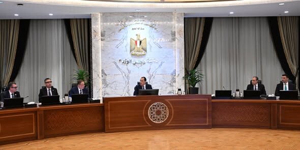 بحضور محافظ البنك المركزي.. رئيس الوزراء يترأس اجتماع المجموعة الوزارية الاقتصادية
