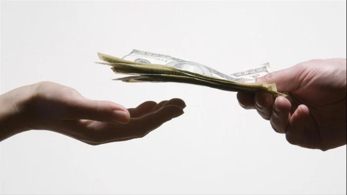 هل يجوز إخراج الزكاة للأقارب؟.. «الإفتاء» تُجيب